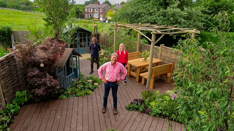 Danny Clarke (vas.), Alan Titchmarsh ja Katie Rushworth tekevät hienoa jälkeä puutarhoissa ympäri Britanniaa.