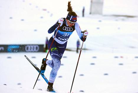 Johanna Matintalo aloitti uuden vuoden palkintokorokesijoituksella Tour de Ski -kiertueella. Kuva lauantain karsintahiihdosta, jossa Matintalo teki nopeimman ajan.
