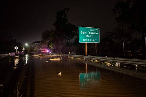 Tulvavesi oli peittänyt tien Montecitossa maanantaina.