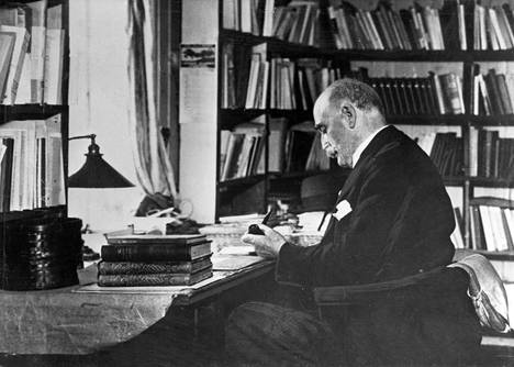 Kirjailija Knut Hamsun (1859–1952) työhuoneessaan vuonna 1939. Hamsun sai Nobelin kirjallisuuspalkinnon vuonna 1920. 