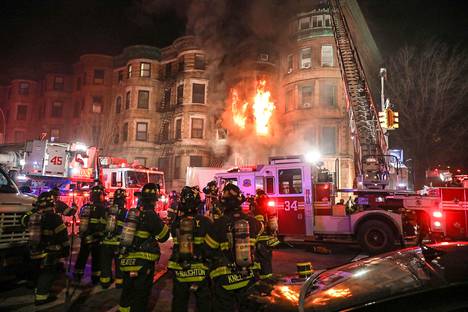 Pelastustyöntekijät sammuttivat tulipaloa Harlemissa Motherless Brooklyn -elokuvan kuvauspaikalla 22. maaliskuuta 2018.