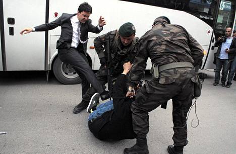 Turkin pääministeri Recep Tayyip Erdoganin avustaja Yusuf Yerkel potki mielenosoittajaa Erdoganin vieraillessa Somassa viime viikon keskiviikkona.