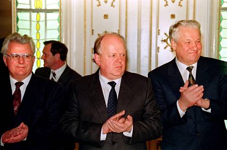 Ukrainan ensimmäinen presidentti Leonid Kravtšuk (vas.) yhdessä Valko-Venäjän entisen valtiopäämiehen Stanislav Šuškevitšin ja Venäjän entisen presidentin Boris Jeltsinin kanssa.