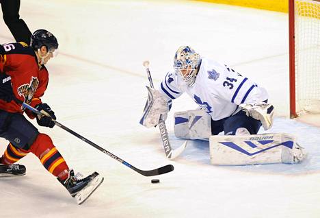 Aleksander Barkov harhautti näyttävästi Toronto Maple Leafsin maalivahtia James Reimeria.
