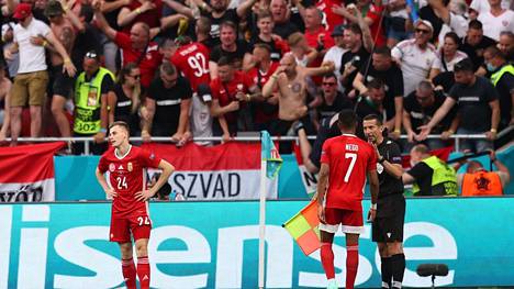 EM-jalkapallo | Unkarin fanit heittelivät tavaroita kentälle – Joukkue mureni viime hetkillä Portugalia vastaan
