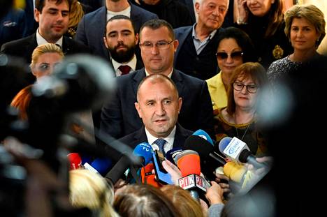 Bulgarian presidentti Rumen Radev  puhui toimittajille sunnuntaina 21. lokakuuta.