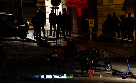 Poliisit tutkivat tapahtumapaikkaa Pariisin keskustassa sunnuntai-iltana.