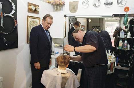 Pääministerinä ja Kokoomuksen puheenjohtajana toiminut Harri Holkeri oli Bror Bäckströmin parturin kanta-asiakas.