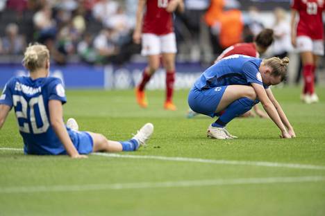 Suomen pelaajat jäivät pettyneinä kentän pintaan ottelun jälkeen.