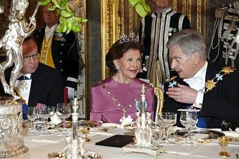 Elinkeinoministeri Mika Lintilä, Ruotsin kuningatar Silvia ja presidentti Sauli Niinistö illallisella Kuninkaanlinnassa.