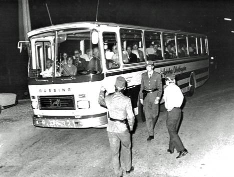Jännityksen yö on ohi: lentokentällä taistelua todistanut suomalaisryhmä pääsi vasta tuntien viivytyksen jälkeen linja-autoon, joka kuljetti sen kisakaupunkiin.