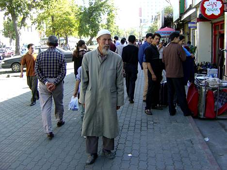 Uiguurimies kävelyllä Urumqissa Xinjianissa.