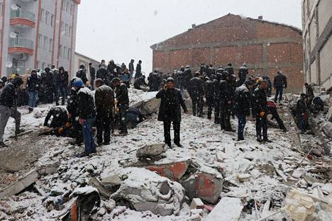Turkin Malatyassa ohut lumipeite kuorrutti sortuneiden talojen raunioita maanantaina aamupäivällä.