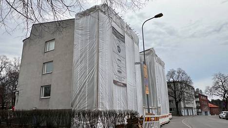 Kerrostalon parvekeremontti Helsingin Etelä-Haagassa jäi kesken, kun urakoitsija meni konkurssiin.