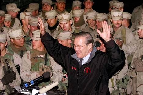 Yhdysvaltain puolustusministeri Donald Rumsfeld tervehti joukkojaan Bagramin lentotukikohdassa Afganistanissa voitokkaan sodan jälkeen joulukuussa 2001.