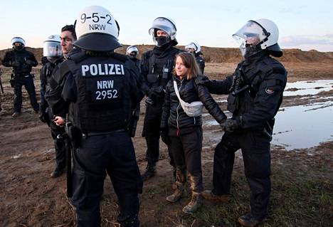 Poliisi otti ilmastoaktivisti Greta Thunbergin kiinni hiilikaivoksen laajennusta vastustavassa mielenosoituksessa Saksassa.
