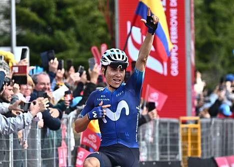 Movistar-tallin kolumbialainen Einer Augusto Rubio juhli Giron kolmannentoista etapin voittoa perjantaina.