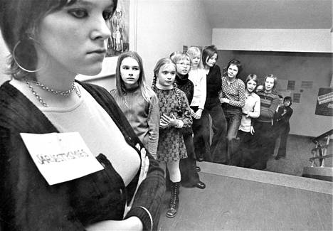 Järjestysmies Kotkan tyttölyseosta, Pirkko Räsänen 7 A -luokalta, laski pieniä lettipää-äänestäjiä vaalihuoneistoon. Tyttölyseon alkuvauhti oli noin sata äänestäjää tunnissa.
