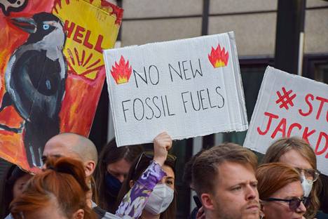 Ilmastoaktivisteja osoittamassa mieltään torstaina Lontoossa. ”Ei uusia fossiilisia polttoaineita”, lukee yhden mielenosoittajan kyltissä.