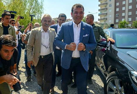 Istanbulin pormestari Ekrem Imamoglu (oik.) kuvattuna vuonna 2019.