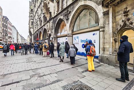 Ihmiset jonottivat jopa neljä tuntia rokotusta Münchenin Marienplatzilla viime perjantaina.