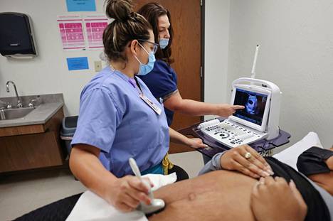 Oklahomassa sijaitsevalla klinikalla lääkäri suorittaa ultraäänitutkimusta ennen kirurgista raskaudenkeskeytystä Austinista Texasista saapuneelle asiakkaalle. Kuva on peräisin vuoden 2021 lopulta.