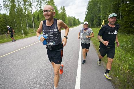 Juha Nurmela (etualalla), Rebekah Thomas ja Sami Putkisaari (oik.) juoksivat lauantaina yhdessä seututiellä 140 Mäntsälästä Lahteen.