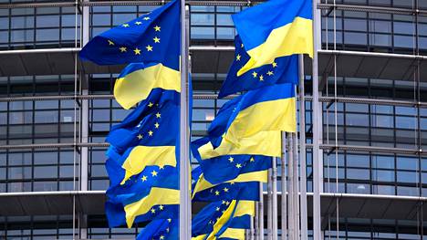 Ukrainan ja EU:n lippuja Euroopan parlamentin ulkopuolella Strasbourgissa Ranskassa helmikuussa 2023.