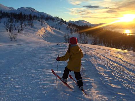 Koronatilanteessa lapsille voi olla helpompi keksiä tekemistä mökillä. Amanda Dalin hiihti mökkimaisemissa Pohjois-Norjan Lyngenissä. Pääministerin viikonloppuisen ilmoituksen jälkeen myös Dalinit ovat välttäneet mökkiä.