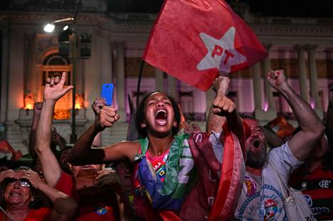 Lulan ja työväenpuolueen (PT) kannattajat juhlivat Rio de Janeirossa tuloksen ratkettua.