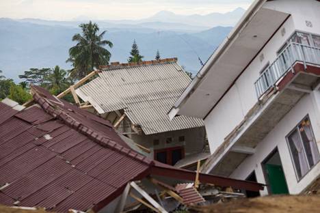 Maanjäristyksen tuhoja Cianjurissa perjantaina.
