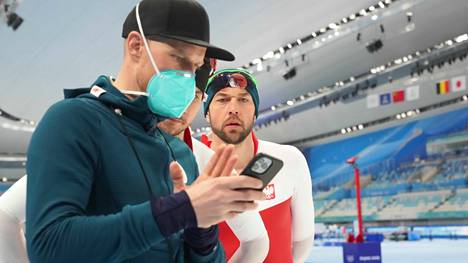 Puolan pikaluistelumaajoukkueessa työskentelevä valmentaja Tuomas Nieminen kävi Pekingissä harjoitusvideota läpi olympiavoittaja Zbigniew Brodkan kanssa.