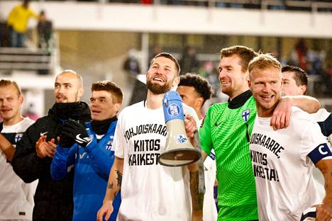 Joona Toivio (kuvassa keskellä valkoisessa paidassa), vieressään Lukas Hradecky ja Arajuuri kiittivät Huuhkaja-faneja marraskuussa.