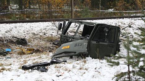 Dragsvikin varuskunnan miehistönkuljetusauto pirstoutui törmäyksessä. Kolme varusmiestä kuoli, viisi loukkaantui.