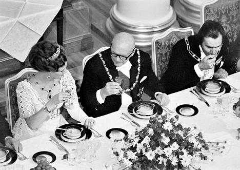 Presidentti Urho Kekkonen tarjosi kuningatar Margareetalle ja prinssi Henrikille juhlapäivällisen Presidentinlinnassa syyskuussa 1973. 