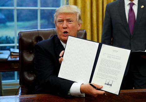 Donald Trump maanantaina allekirjoitustilaisuudessa, jossa hän määräsi Yhdysvallat vetäytymään vapaakauppasopimus TPP:stä.
