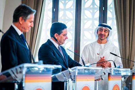 Yhdysvaltojen ulkoministeri Antony Blinken (vas.), Marokon ulkoministeri Nasser Bourita ja Arabiemiraattien ulkoministeri Abdullah bin Zayed Al Nahyan tapasivat maanantaina Israelissa.
