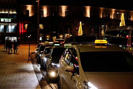 Taksit odottivat asiakkaita Helsingin Rautatieasemalla marraskuussa 2018.