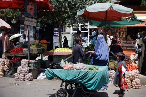 Taleban-hallinto on rajoittanut naisten vapaata liikkumista.