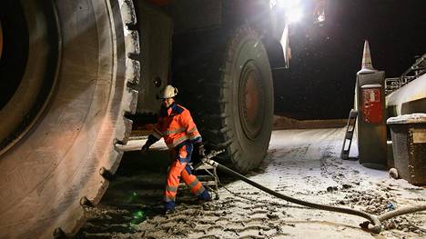 Kiviautonkuljettaja Kristiina Karjalainen tekee 12 tunnin työvuoroja. Yhden kiviauton tankkiin mahtuu kerralla 3 000 litraa polttoöljyä.