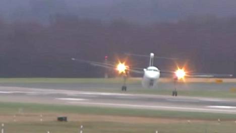 Lentokoneharrastaja taltioi potkurikoneen hurjan laskeutumisen keskellä Friederike-myrskyä Düsseldorfissa – Villit koukerot näkyvät Youtube-videolla