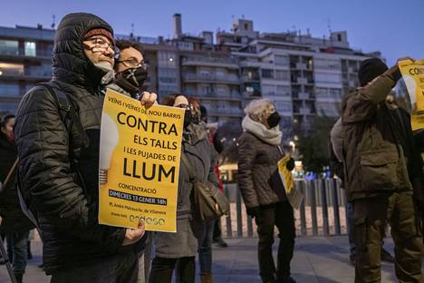 Kymmenet mielenosoittajat kokoontuivat viime vuoden tammikuussa Barcelonassa Endesa-sähköyhtiön edustalle vastustamaan sähkön kallistumista ja toistuvia sähkökatkoja Espanjassa. 