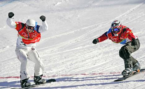 Radoslav Židek (oik.) saavutti lumilautakrossin olympiahopeaa Torinossa 2006. Yhdysvaltalainen kultamitalisti Seth Wescott (vas.) ehti maaliin ensimmäisenä.