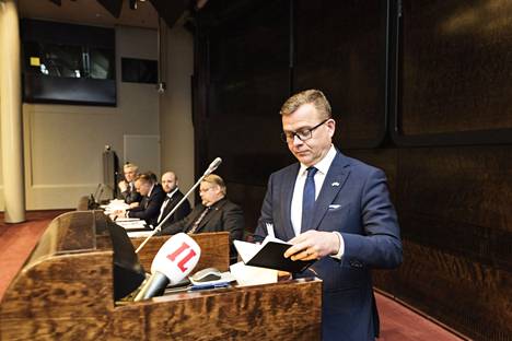 Puolustusvaliokunnan puheenjohtaja Petteri Orpo (kok) puhui valiokunnan tiedotustilaisuudessa tiistaina.