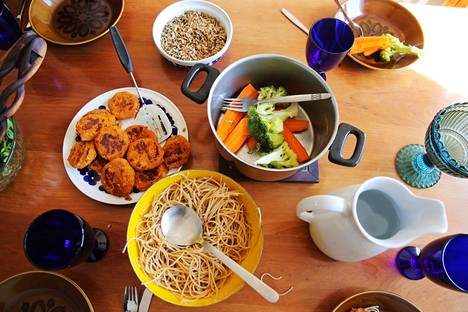 Papupihvejä, höyrytettyä porkkanaa ja parsakaalia, paahdettuja auringonkukansiemeniä ja spagettia voi löytyä vegaaniperheen ruokapöydästä.