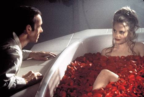 Kevin Spacey ja Mena Suvari Sam Mendesin vuonna 1999 ohjaamassa elokuvassa American Beauty.