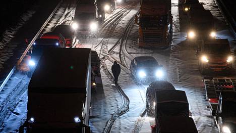 Talvi | Lumikaaos sekoittaa Keski-Eurooppaa – Lumimyrsky pysäytti junaliikenteen Hollannissa, kymmeniä lentoja jouduttiin perumaan