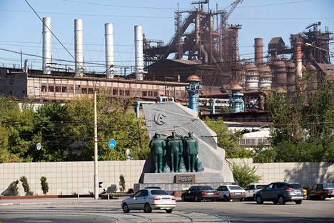 Rinat Ahmetovin Mariupolin-tehtaat joutuivat keskelle Itä-Ukrainan taisteluja kesällä 2014. Lopulta alue jäi täpärästi Ukrainan hallituksen joukkojen haltuun.