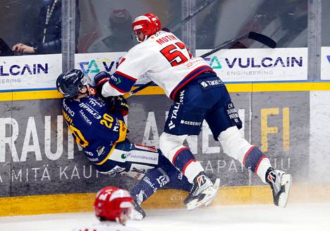 Johan Motin puolustaa HIFK:n takalinjoilla kaksi seuraavaa kautta. Kuvassa Motin taklaa Lukon Linus Nymania.