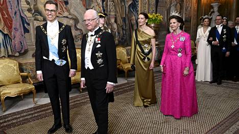 Illallisvieraat saapumassa Kuninkaanlinnaan. Eturivissä presidentti Alexander Stubb ja kuningas Kaarle Kustaa.